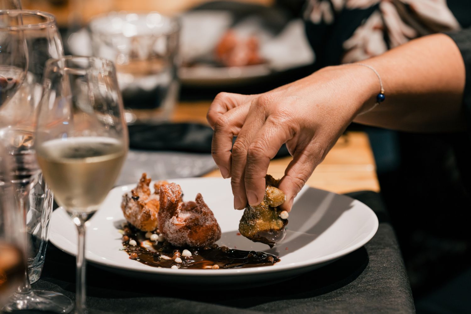 Uno de los platos de la cena servido en la mesa